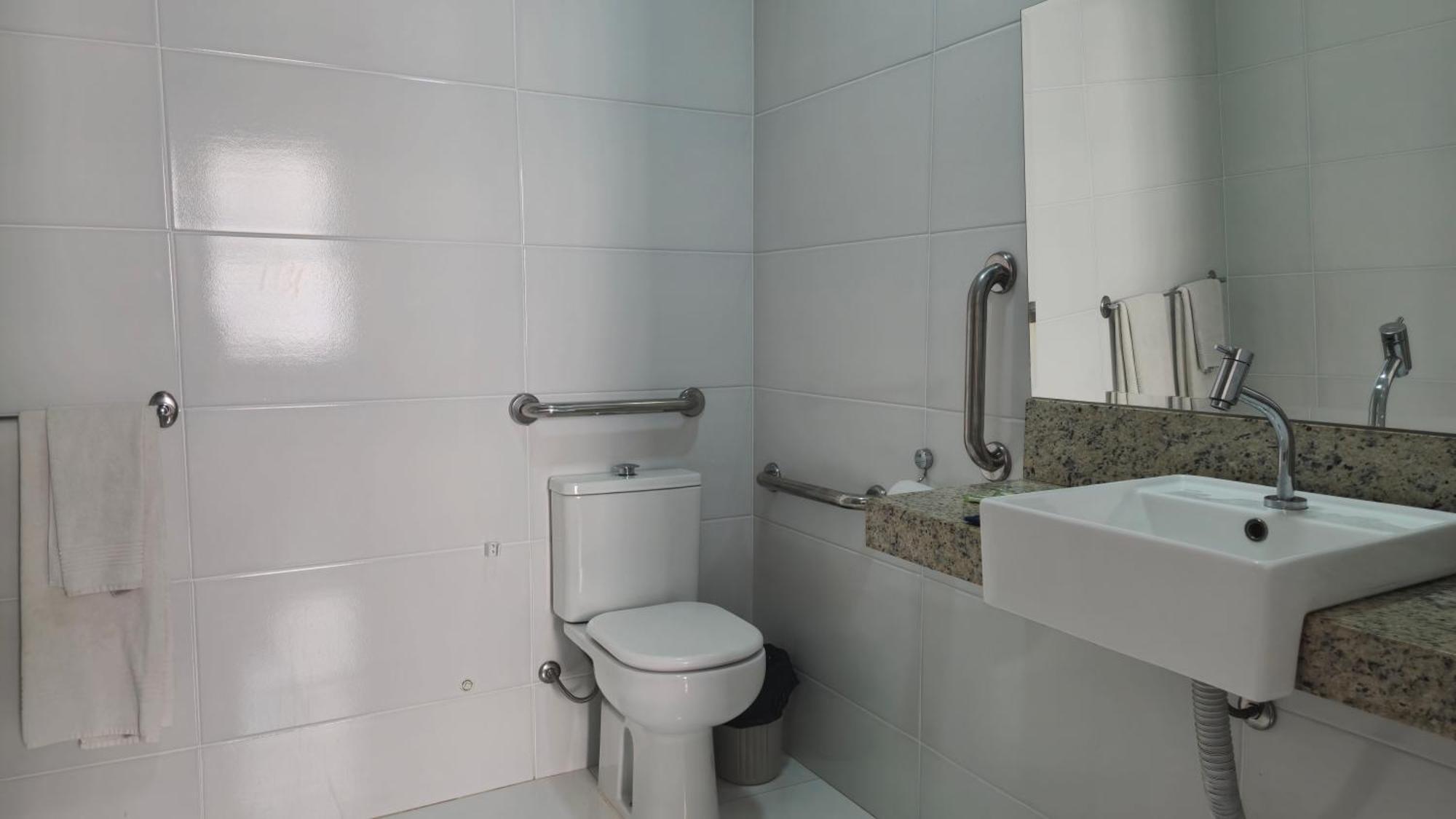 Realminas Hotel E Restaurante โกเวร์นาดอร์ วาลาดาเรส ภายนอก รูปภาพ